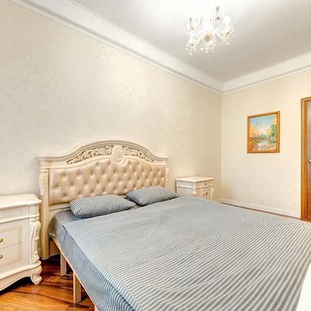 Apartments With 3 Rooms Near Palace Ukraine Kyiv Exterior photo
